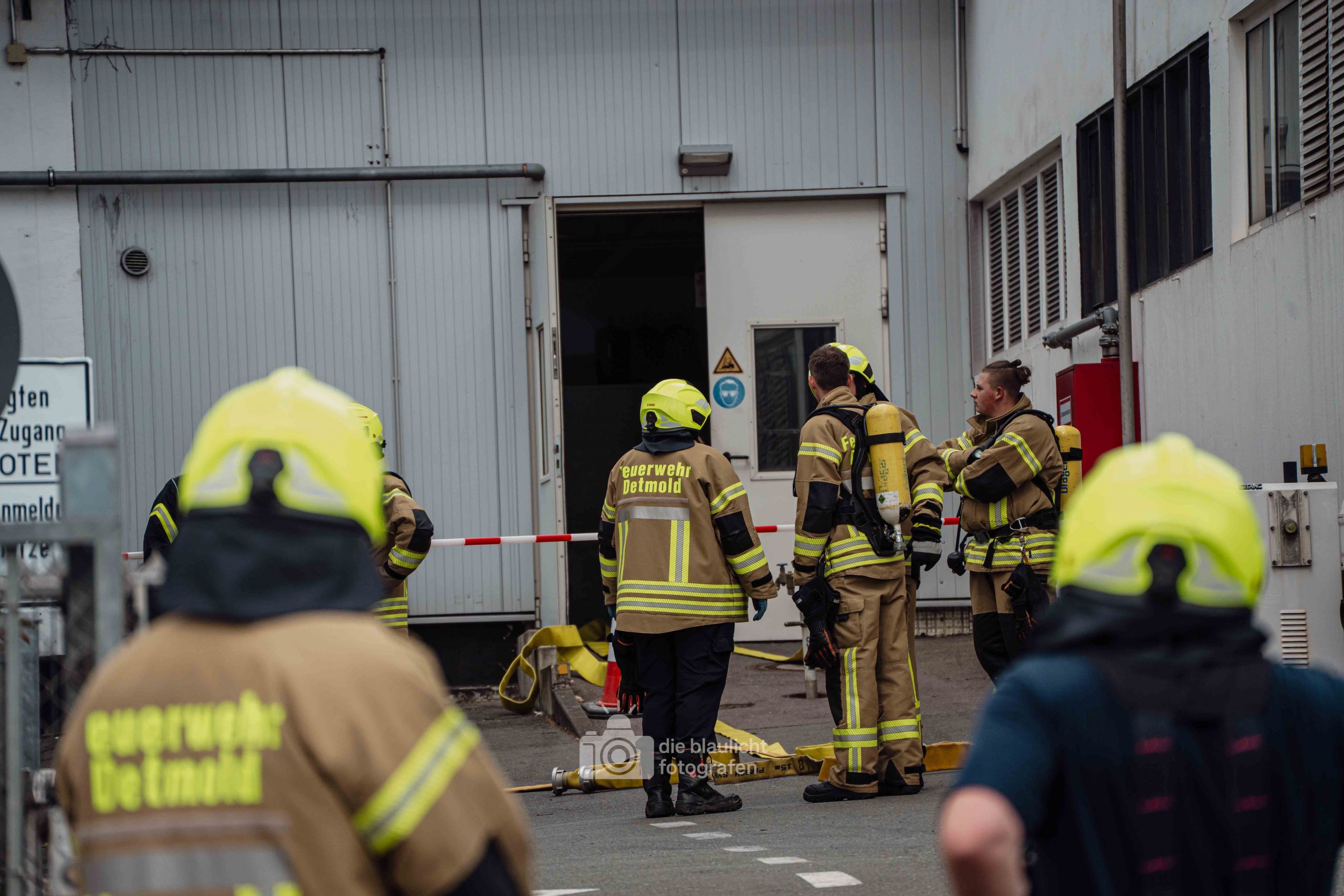 Hochexplosives Öl: Feuerwehr kämpft in Detmold gegen Rauch in Industriehalle