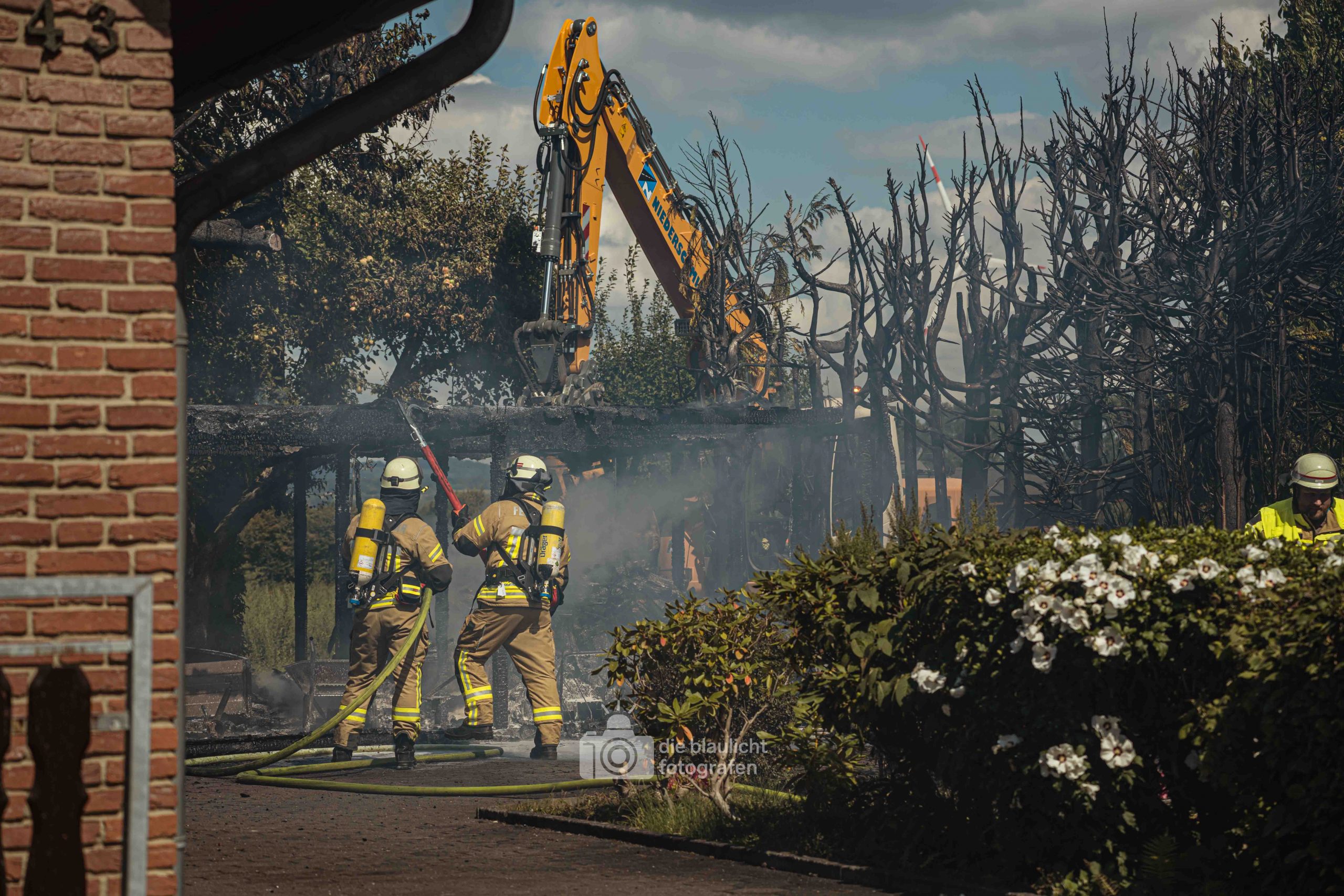 Heckenbrand in Lage drohte auf Wohnhaus überzugreifen